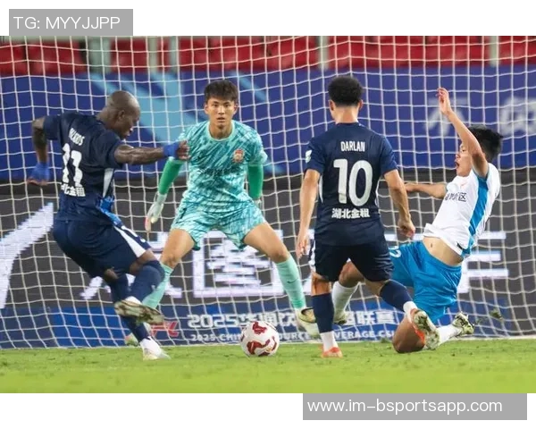 弗拉格因左脚踝扭伤缺席比赛现场观赛与库班同坐展现球队团结精神 弗拉格因左脚踝扭伤缺席比赛现场观赛与库班同坐展现球队团结精神